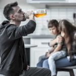 как помочь алкоголику